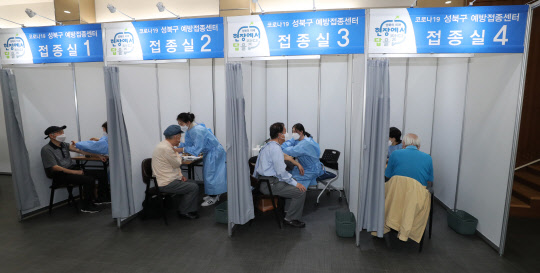 1일 서울시 성북구 예방접종센터에서 성북구 거주 75세 이상 어르신들이 코로나19 예방을 위한 화이자 백신을 접종받고 있다.[사진=연합뉴스]